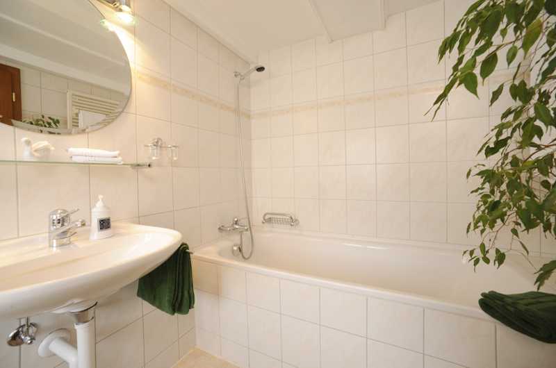 Zimmer 106 mit Badewanne